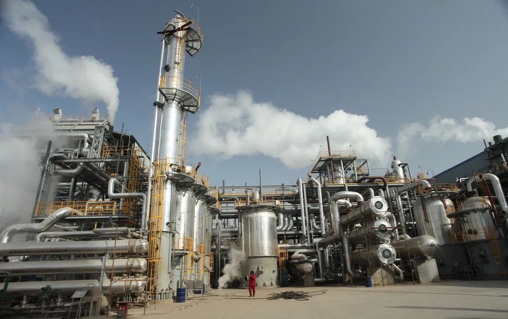 按 VOCs 的化學(xué)結(jié)構(gòu)，可將其進(jìn)一步分為 8 類：烷烴類、芳香烴類、烯烴類、鹵代烴類、酯類、醛類、酮類和其他化合物。從環(huán)保意義上講，主要指化學(xué)性質(zhì)活潑的那一類揮發(fā)性有機(jī)物。常見的 VOCs有：苯、甲苯、二甲苯、苯乙烯、三氯乙烯、三氯甲烷、三氯乙烷、二異氰酸酯（TDI）、二異氰甲苯酯等。